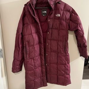 WOMENS NORTH FACE WINTER COAT. Fairly beat up but will keep ya warm!
